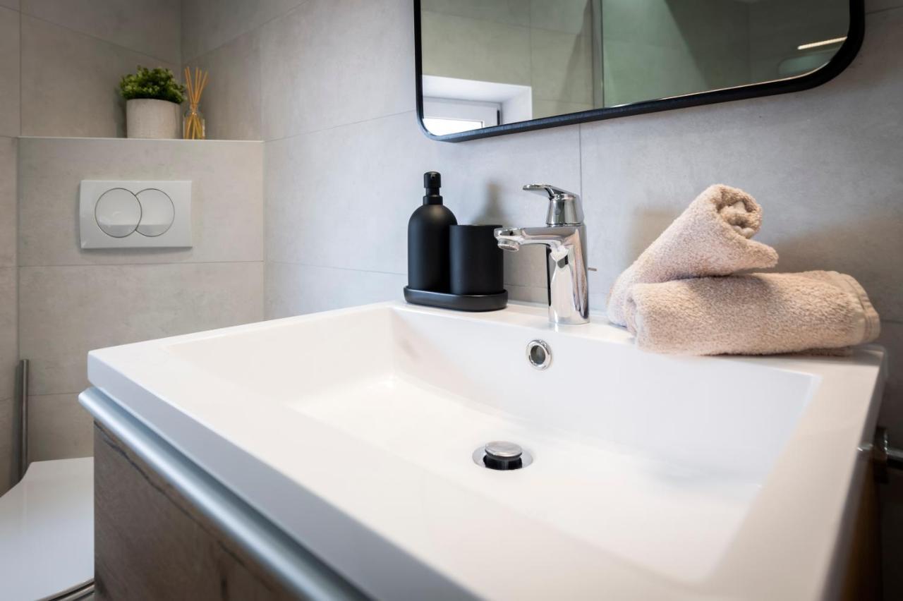 Modern And Cozy Apartments Salt & Pepper In Heart Of 로비니 외부 사진